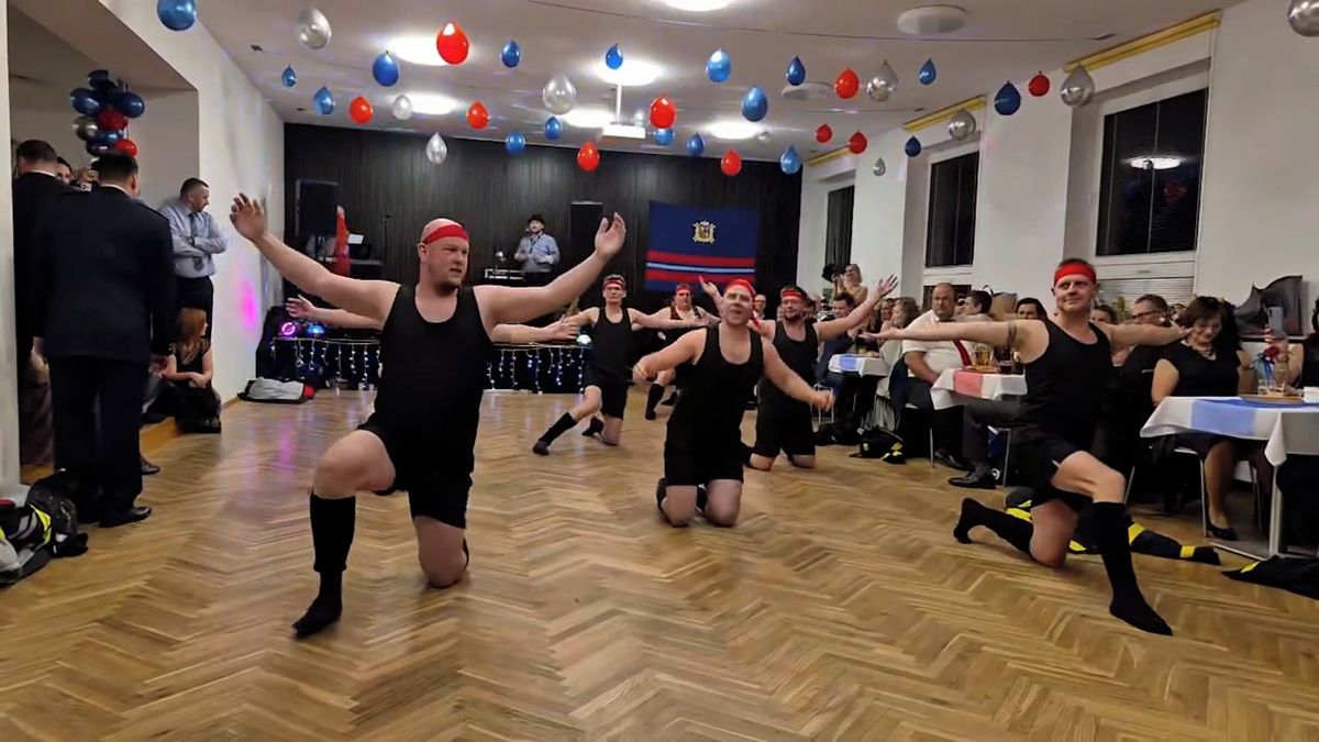 Hasiči na Opavsku chtěli s Flashdance jen pobavit sousedy na plesu. Teď jejich choreografie boří internet